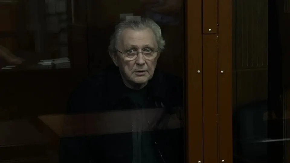 75-летнего петербургского авторитета и бизнесмена поместили под стражу по обвинению в организации заказного убийства муниципального депутата в Ленинградской области; по делу проходят новые задержания и обыски.