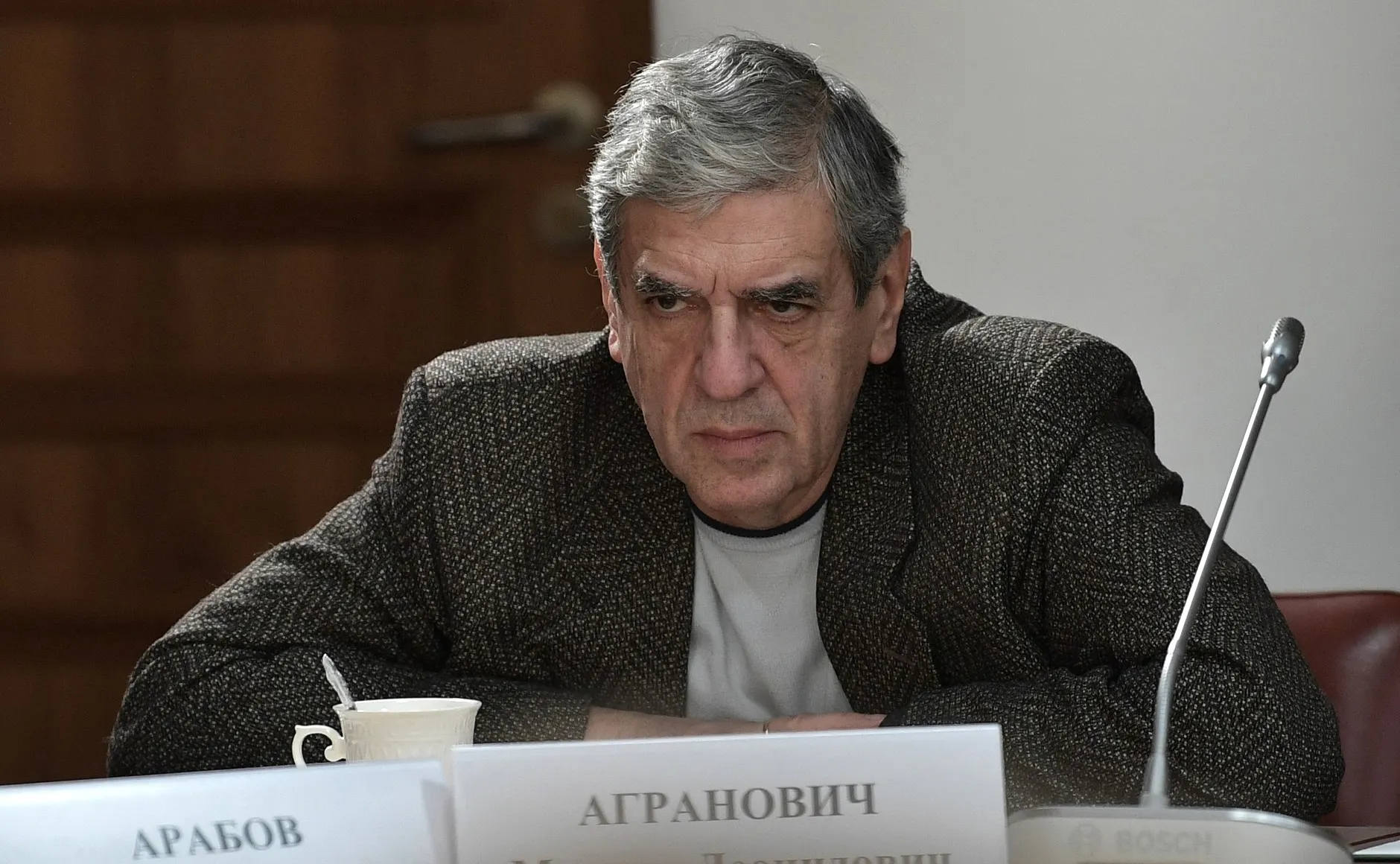 Факультет операторского искусства объявил набор в мастерскую режиссёра Михаила Аграновича: бесплатное обучение с 2027 года при условии годичного контракта в войсках беспилотников. Обещания льгот вызывают вопросы о реальных гарантиях.