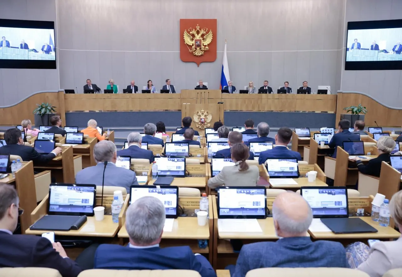 Исследование на базе данных законодательной системы показывает: Госдума одобряет 84% правительственных и 99% президентских инициатив, тогда как депутатские проекты проходят лишь около четверти.