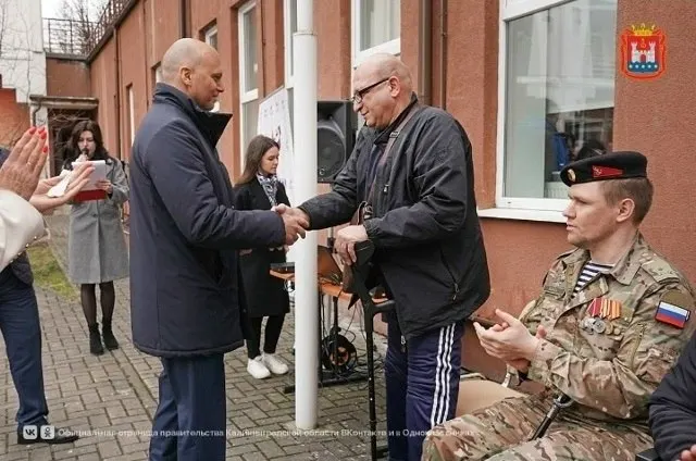 Экс-военный, инвалид II группы и участник СВО, обратился в соцсетях к губернатору с просьбой помочь бензином для подаренного ему автомобиля — ему требуется 40–50 литров в месяц; ответа от властей пока нет.