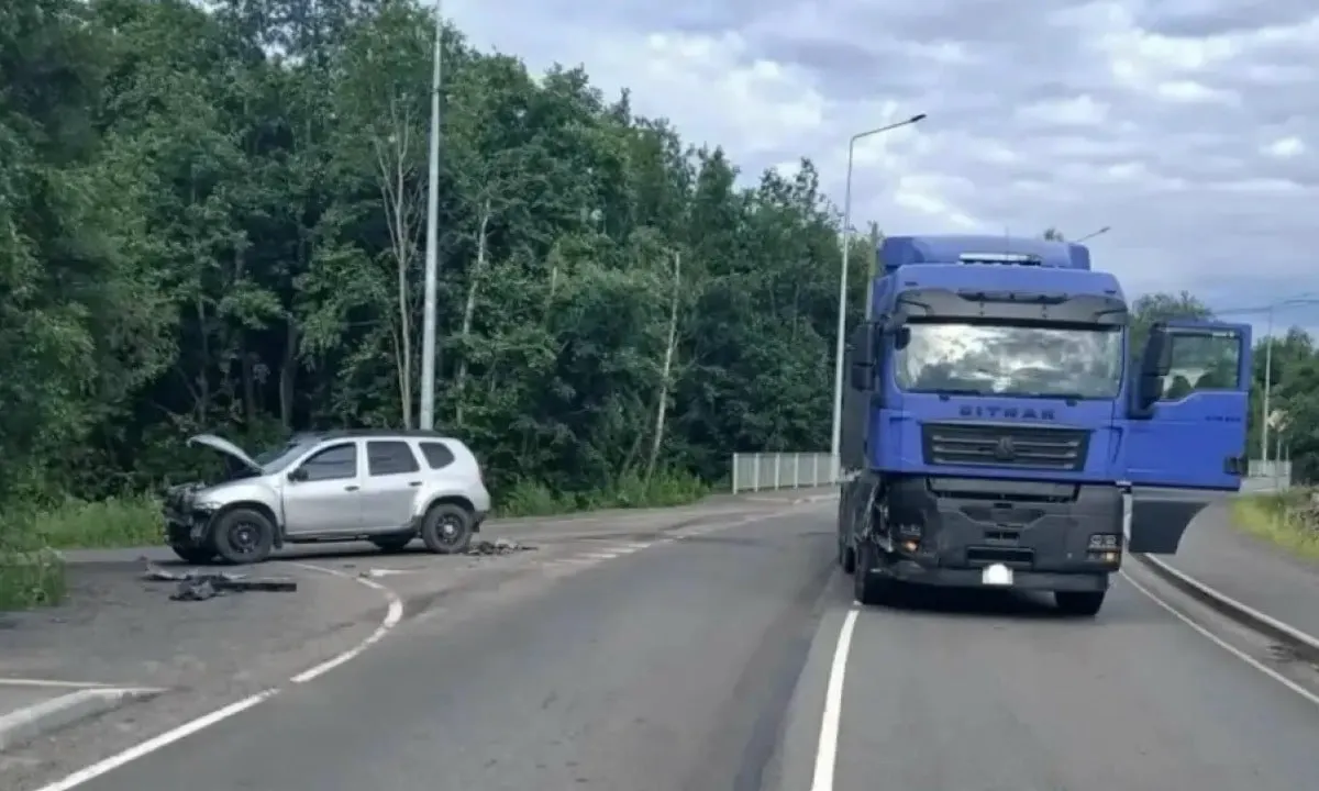 В Прионежском районе Renault Duster не уступил дорогу тягачу в Шелтозеро. 25‑летняя женщина и её двухлетняя дочь госпитализированы, ребёнок находился на руках у матери; у водителя выявлено алкогольное опьянение.