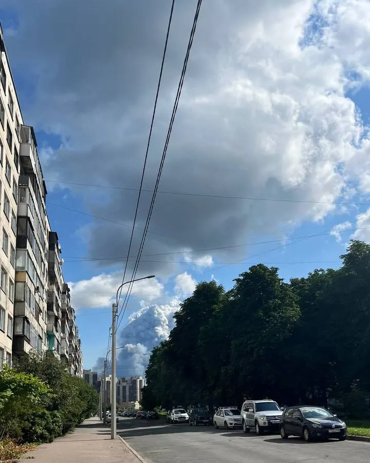 Жители Купчино и Металлостроя жалуются на запах гари. Сервис оценивает качество воздуха как «плохое»: превышены PM2.5 и NO2. Рекомендации по защите здоровья.