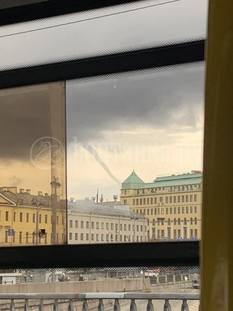 В нескольких районах Санкт‑Петербурга очевидцы сняли смерч: фото и видео зафиксированы на Васильевском острове и на улице Орджоникидзе.