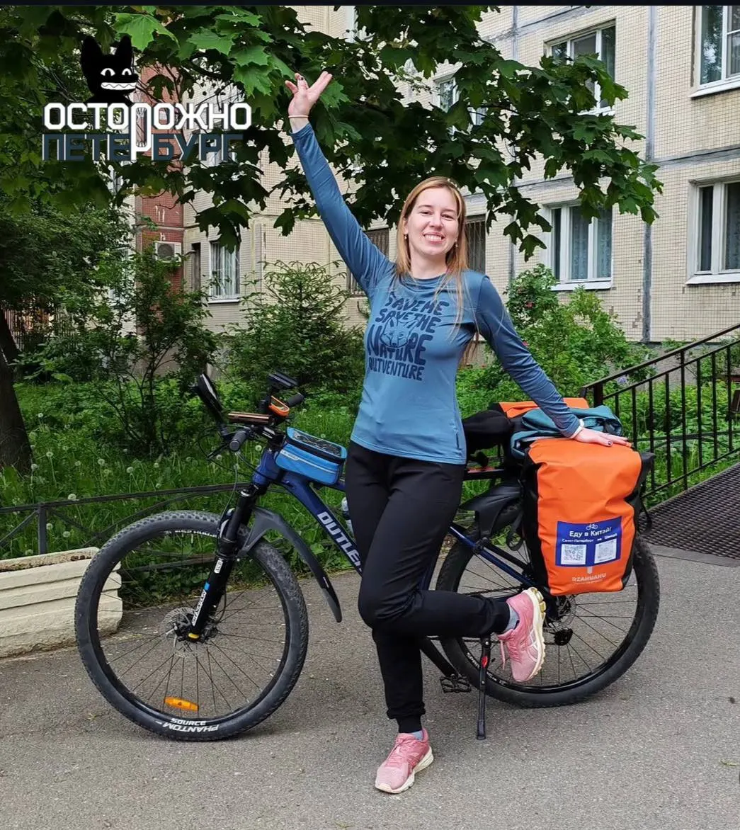 Петербурженка отправилась в велопоход протяжённостью около 12 тыс. км. За месяц добралась до Тюмени, переживает непогоду, принимает помощь от неравнодушных людей и, несмотря на трещину в руке после падения под Чебоксарами, продолжает путь.
