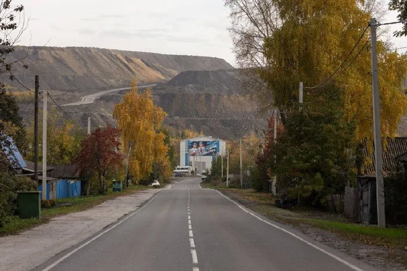 Массовые увольнения и закрытие шахт в моногородаx, 66% угольных предприятий — убыточны и зависят от господдержки. Разбираем, почему отрасль терпит крах и что это значит для городов, зависящих от угледобычи.