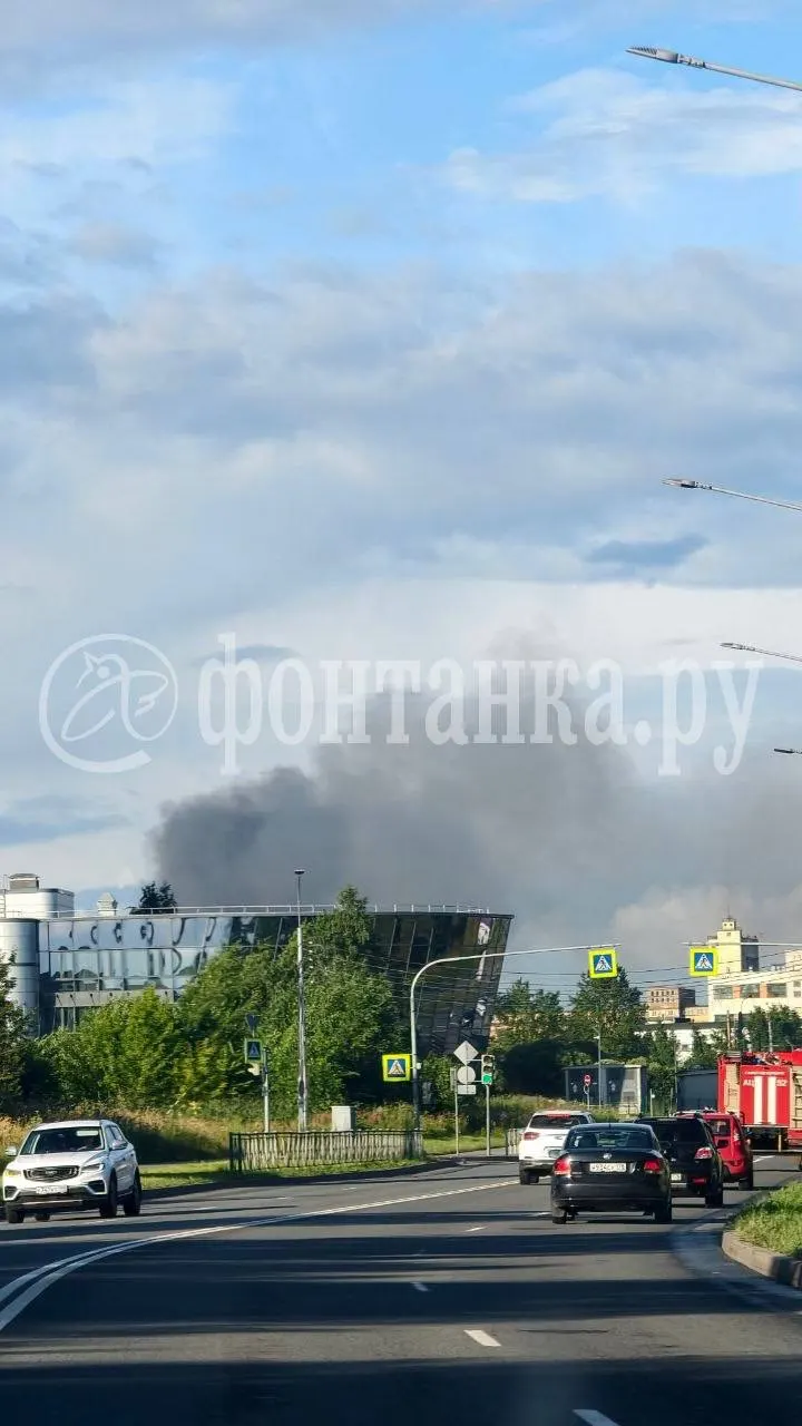 В промзоне рядом с улицей Салова загорелся ангар площадью около 500 кв. м. Пожару присвоили ранг №3, угрозы людям, по предварительным данным, нет — на месте работают пожарные и спецтехника.