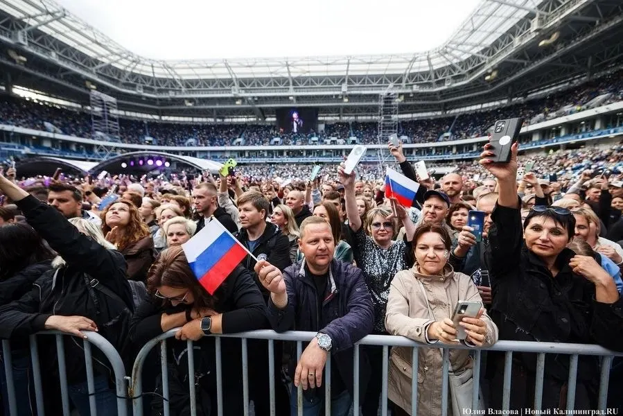 Несмотря на то, что бесплатных билетов не было, на Ростех Арене заметили свободные места. Власти сообщили о перераспределении зрителей и о том, что часть приглашённых могла не прийти.