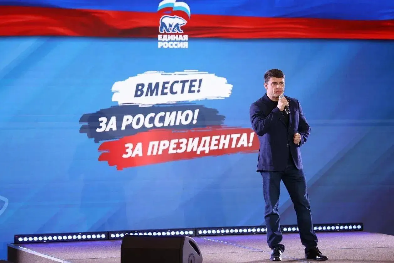 Глава комитета Госдумы по информационной политике от Санкт‑Петербурга указал покупку шести земельных участков в июне 2025 года на сумму 985,22 млн рублей — сумма значительно превосходит официальные доходы семьи за последние годы.