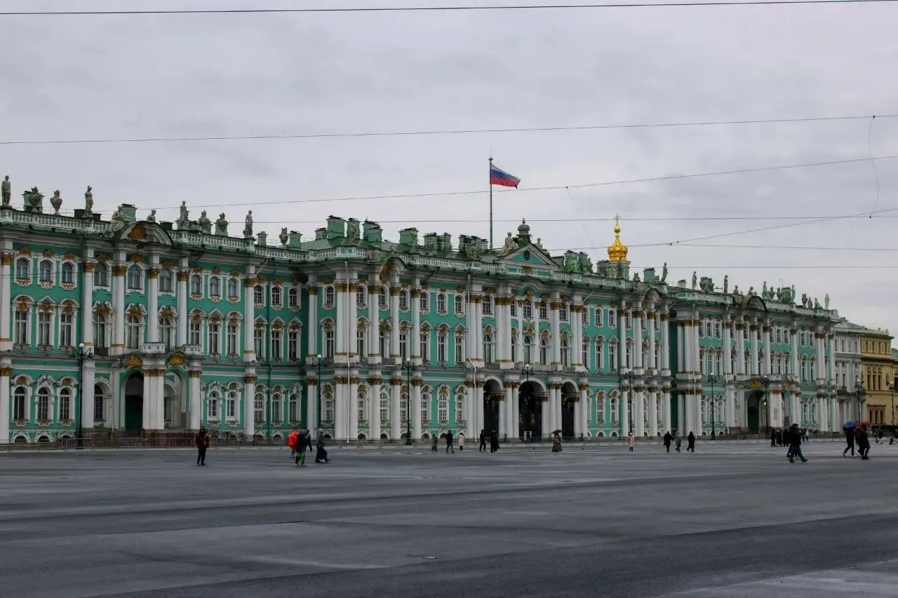 С 14 июля стоимость входа в Эрмитаж будет зависеть от времени сеанса: с 11:00 — 1 200 руб., вечерние билеты — 500–700 руб. Льготы сохраняются.