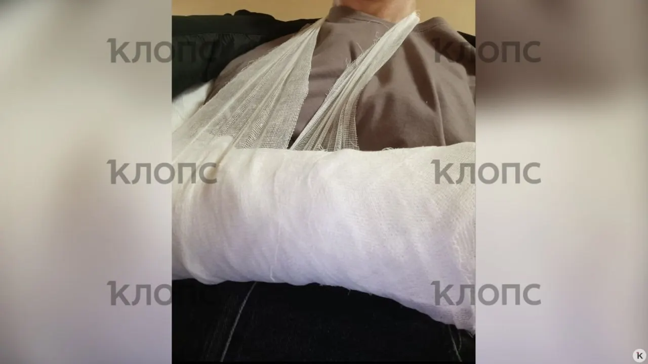 Женщине, получившей перелом локтя после падения на собаку у входа в ТЦ, помог незнакомец: он отвёз её в ЦГКБ и исчез. Она просит найти спасителя, чтобы отблагодарить.