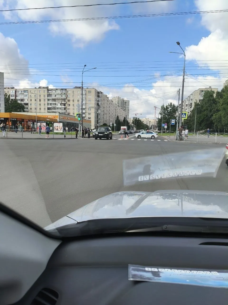 В Купчине на улице Олеко Дундича между домами №19 и №20 около 4:30 упал беспилотник. Часть жильцов эвакуировали, улицу перекрыли, на месте работают сапёры.