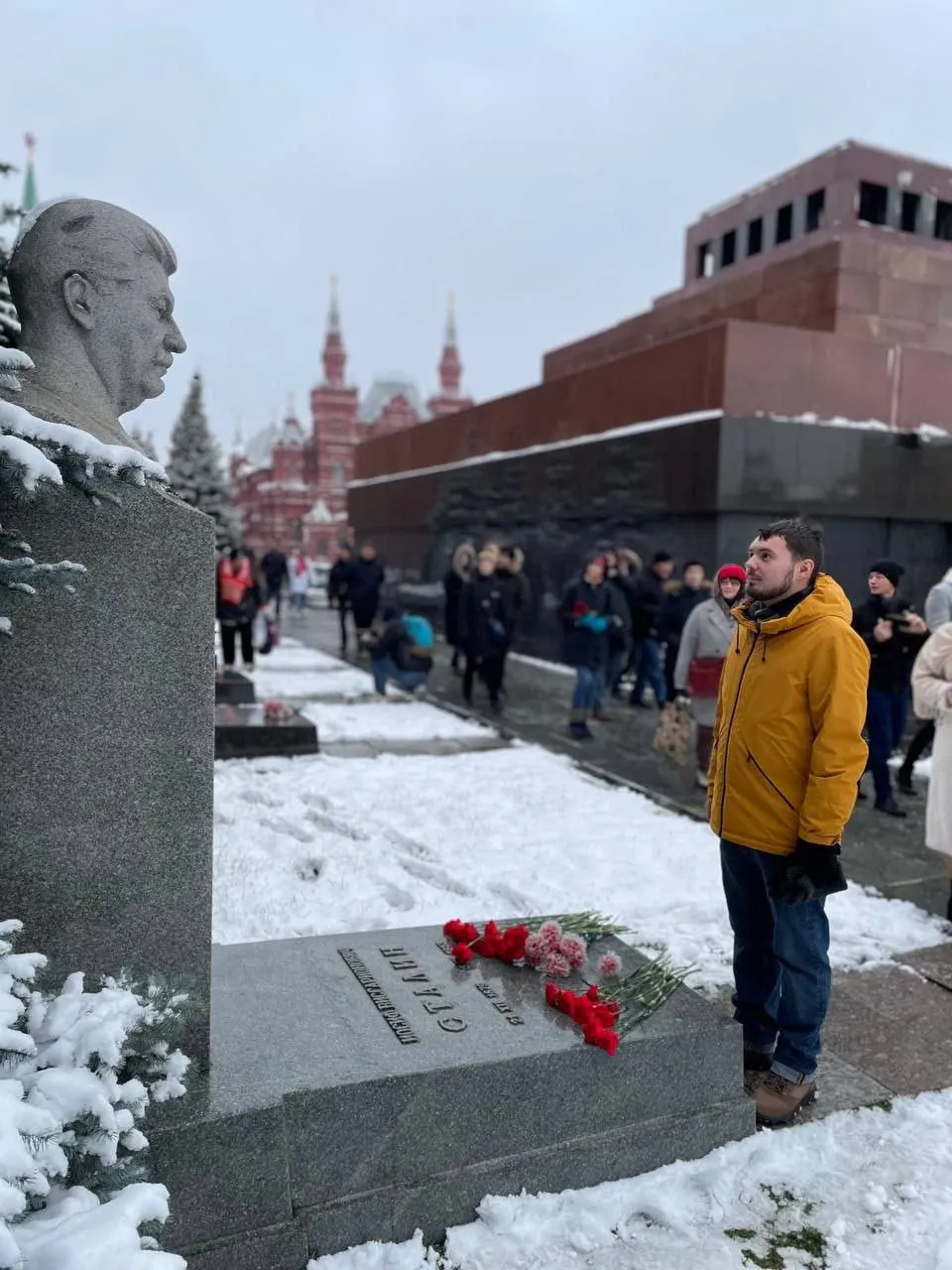 Избирательная комиссия сочла, что кандидат из Луганска не завершил процедуру отказа от украинского гражданства; он называет это решение политической местью. Ранее в регионе задерживали оппозиционных политиков накануне выборов.