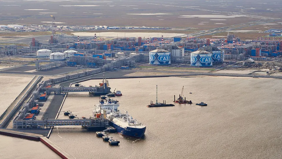 Несмотря на решение об отказе от российского газа, в первом полугодии страны ЕС увеличили импорт СПГ с «Ямал СПГ» до почти 9,9 млн тонн — компании стремились ввезти дополнительные объёмы до вступления ограничений.