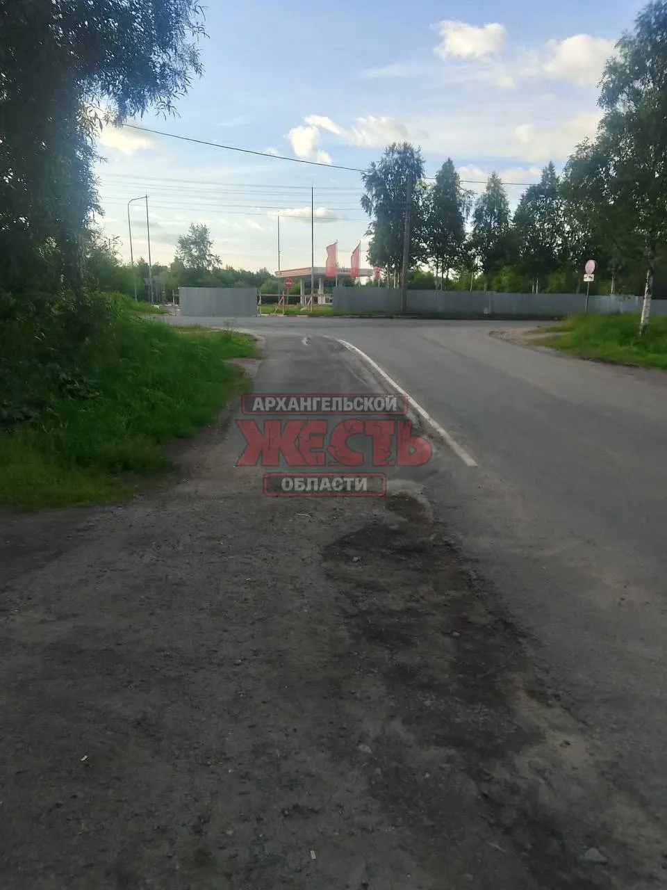 В районах Соломбала и Сульфат две автозаправки перестали отпускать бензин: территории огорожены, в приложении компании указано, что ведётся реконструкция.