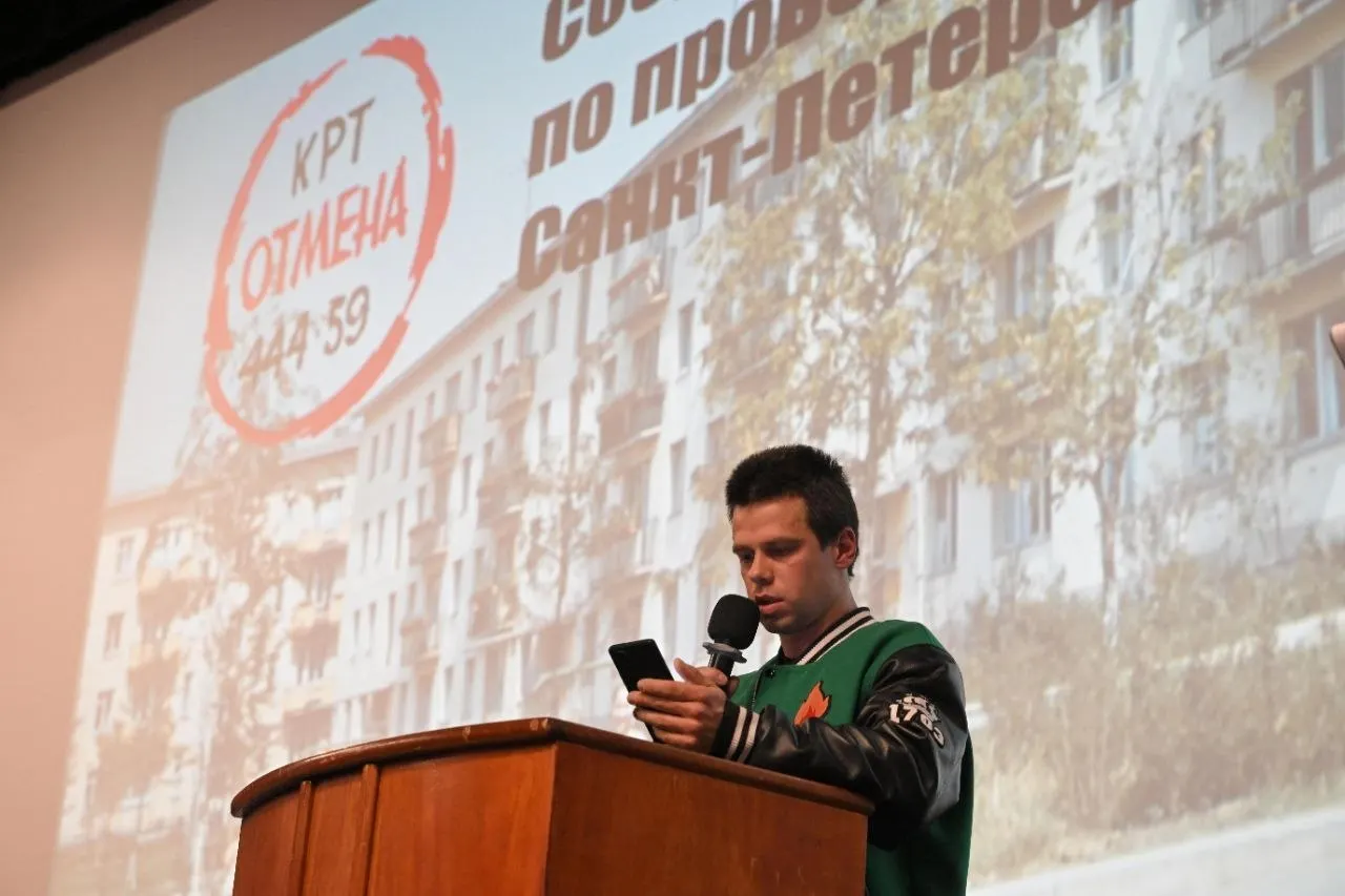 Ярослав Костров сообщил, что его задержала полиция. По информации партии, его везут в отдел Адмиралтейского района; в партии считают задержание совпадением на фоне подачи документов в избирком. Ранее против других активистов также принимались меры.