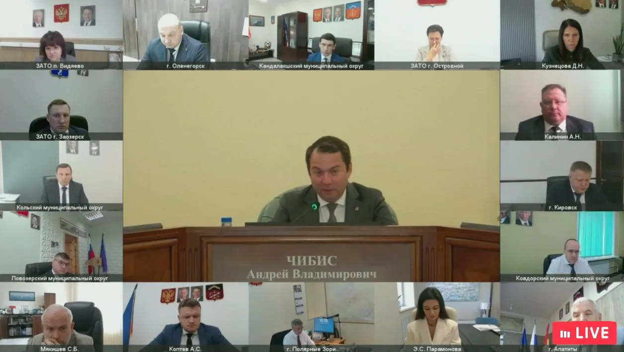 Губернатор потребовал в течение недели привести в порядок покосившиеся ограждения в городе и на прилегающих землях, пригрозив лично съездить на проверку, если ситуация не изменится.