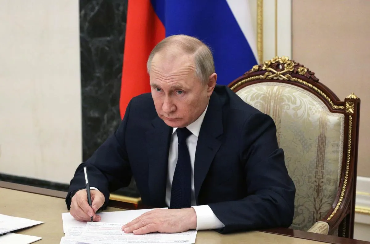 Публичное признание угроз от дальнобойных беспилотников, дефицит топлива в Крыму и удары по нефтяной инфраструктуре свидетельствуют о нарастании кризиса; перед руководством встаёт выбор между эскалацией и переговорами.