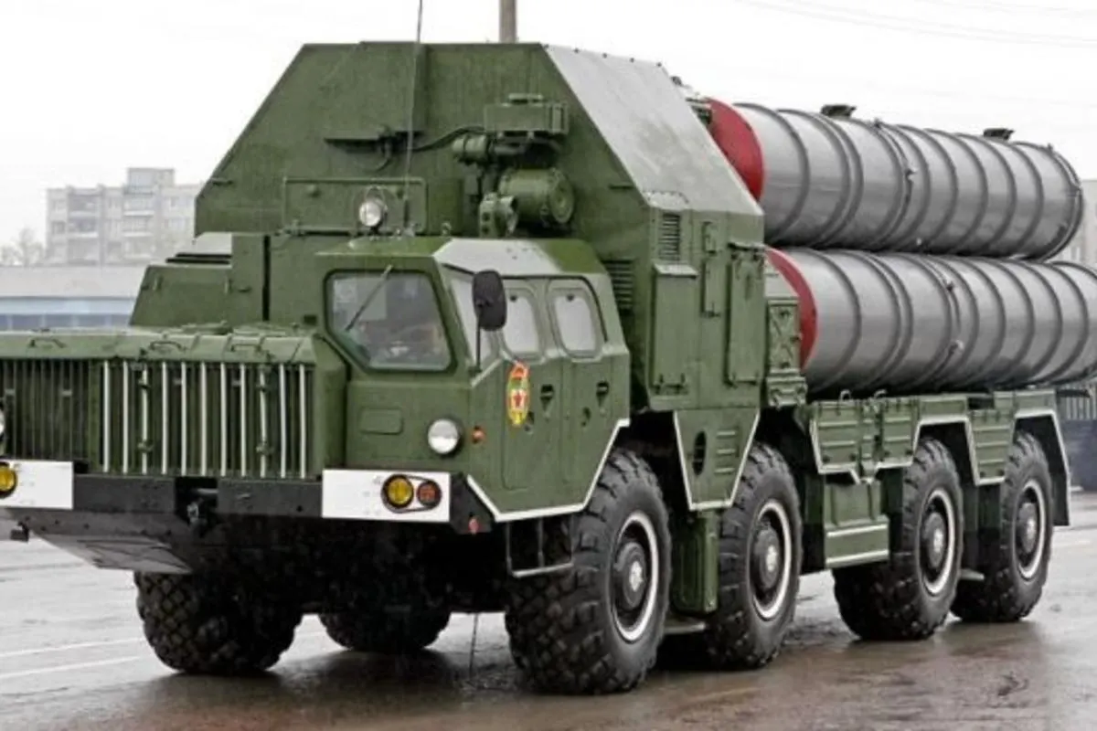 Спутниковые снимки показывают вывод частей комплексов С-300 и С-400 с Крайнего Севера и их перегруппировку ближе к объектам, подверженным ударам беспилотников — в том числе к нефтеперерабатывающим заводам.