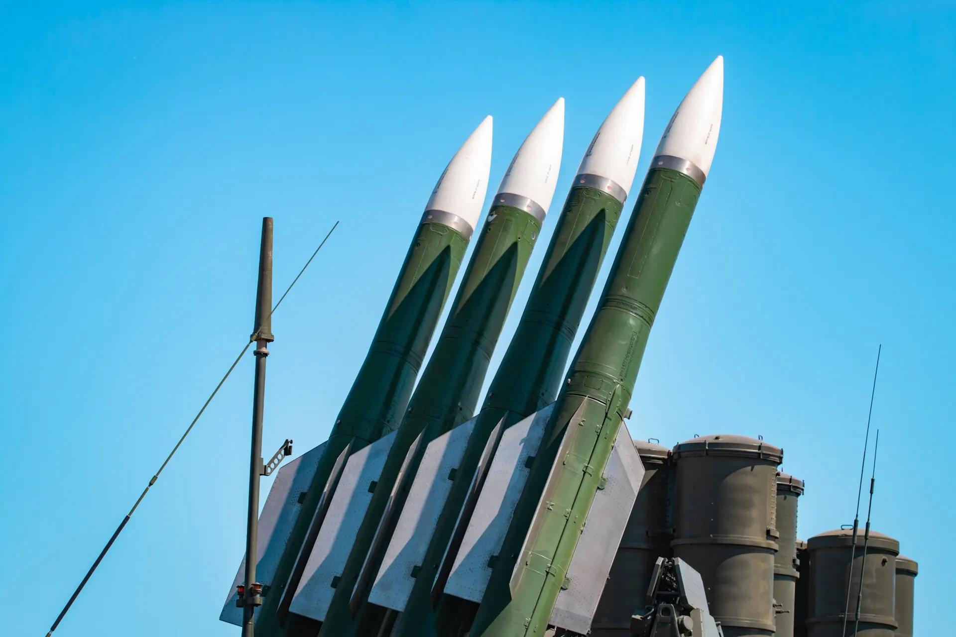 ПВО, по сообщениям военных, отразили ночную волну из 288 беспилотников. Министерство обороны заявило о нанесении ударов по военным объектам ВСУ в ответ на теракты против мирных жителей. Ситуация уточняется.