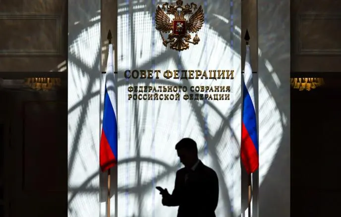 Сенаторы одобрили пакет законов, который лишает уехавших за границу россиян, осуждённых по политическим статьям, ряда консульских и гражданских прав. Для таких граждан создадут реестр, а судебные издержки будут списываться с замороженных счетов.