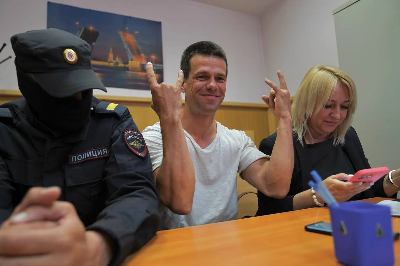 Задержанного градозащитника доставили в суд: ему вменяют демонстрацию экстремистской символики — грозит штраф до 2 тыс. руб. или арест до 15 суток; также может быть лишён права участвовать в выборах в Заксобрание.