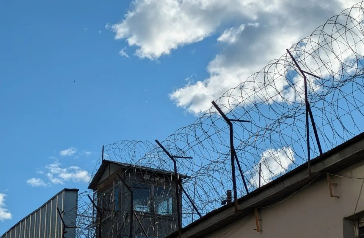 Суд в Карелии приговорил 33‑летнего жителя Петрозаводска к 15 годам колонии строгого режима за сбор сведений для спецслужб Украины и призывы к поддержке вооружённых формирований; также конфисковано использованное при преступлении имущество.