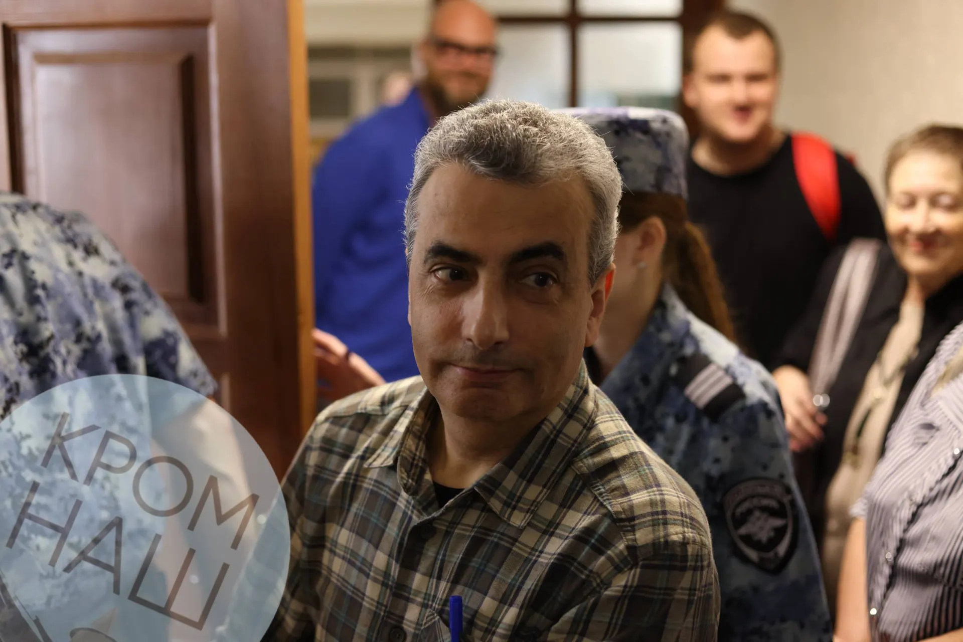 В Псковском городском суде продолжается рассмотрение уголовного дела Льва Шлосберга. Его привезли на заседание при уменьшенном сопровождении, пристав сообщил, что в зале поместится около 10 человек. Политик оспаривает статус «иностранного агента».