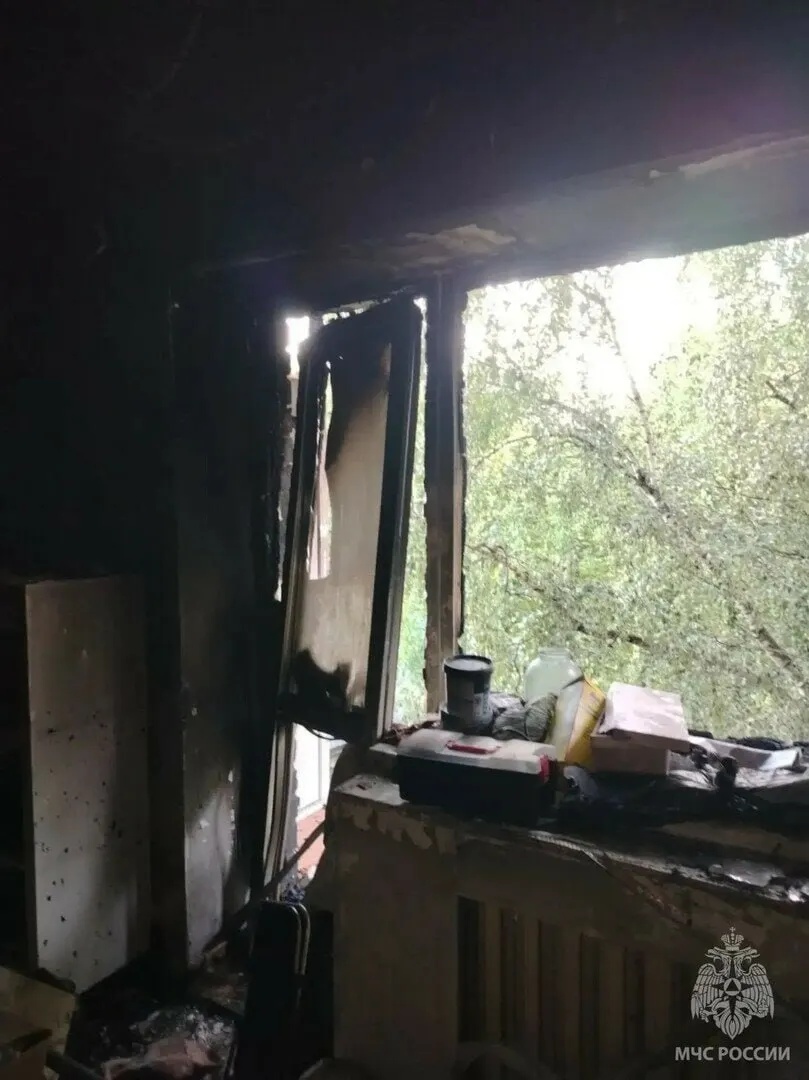 Накануне вечером в многоквартирном доме произошёл пожар: выгорели комната и балкон на третьем этаже (площадь — около 20 кв. м). Из огня спасли двух человек, один госпитализирован с ожогами. Причину возгорания выясняют.
