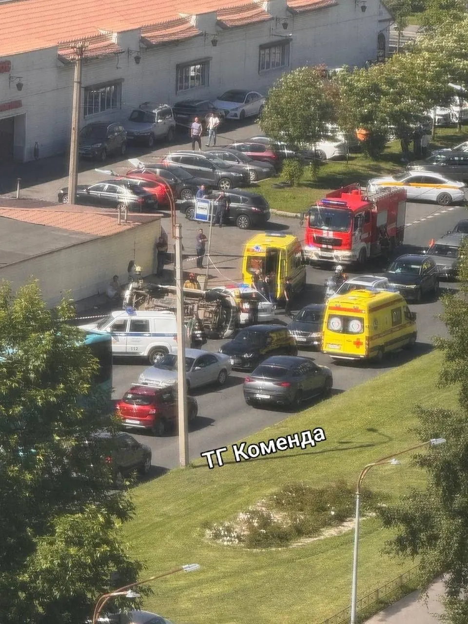 26‑летняя водитель Hyundai Solaris при развороте не уступила дорогу патрульному автомобилю; полицейских с травмами госпитализировали, проводится проверка.