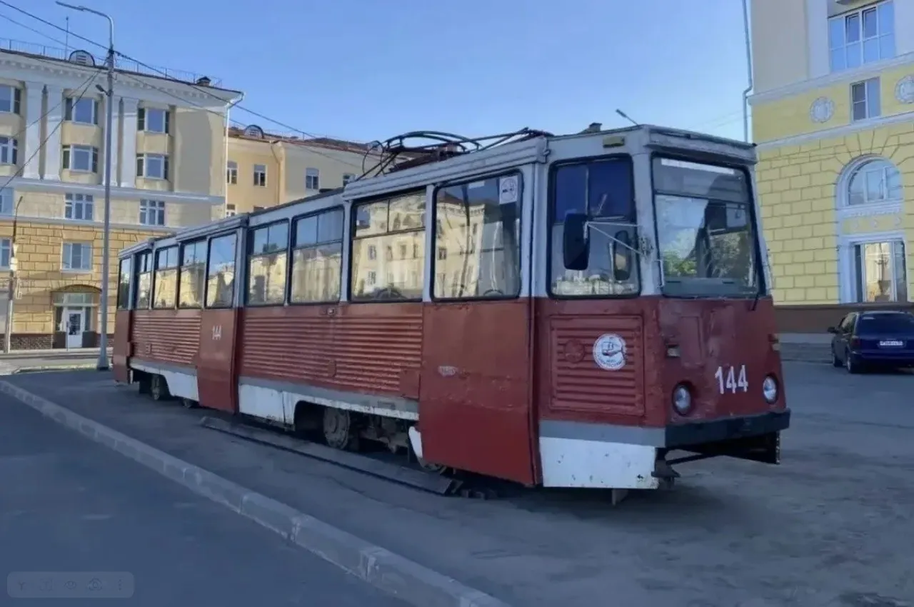 Списанный вагон установили у бывшего депо на улице Металлургов — внутри откроют кофейную станцию и экспозицию с архивными фотографиями, посвящёнными 70‑летию трамвайного движения.