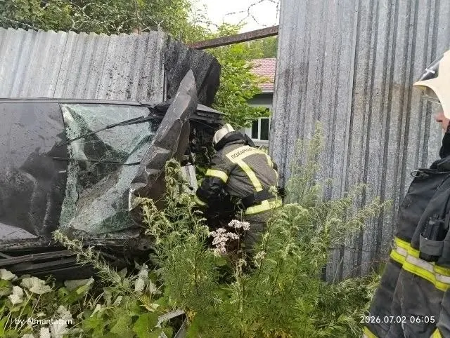 Авария произошла в 05:59 в микрорайоне Соломенное. Водитель не справился с управлением, спасатели отключили аккумуляторы, чтобы не допустить возгорания, сообщили в Госкомитете Карелии.