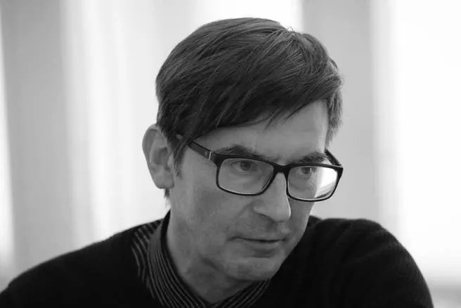 В Санкт-Петербурге скончался телеведущий Сергей Шолохов. Ему было 67 лет, о смерти сообщил его пасынок. Шолохов прославился авторской программой, один из выпусков с Сергеем Курехиным стал известным телевизионным мемом.