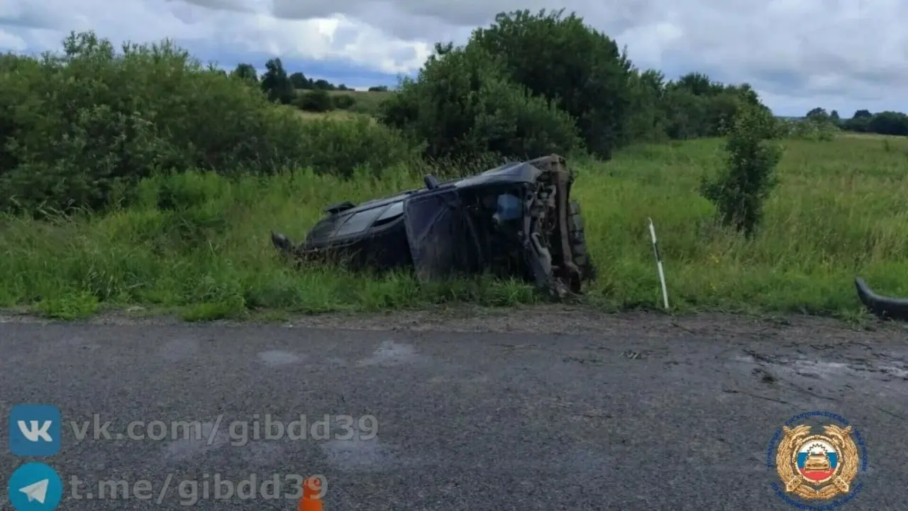 На трассе Тишино — Багратионовск машина съехала в кювет и перевернулась; пассажирку госпитализировали. На месте работает Госавтоинспекция.