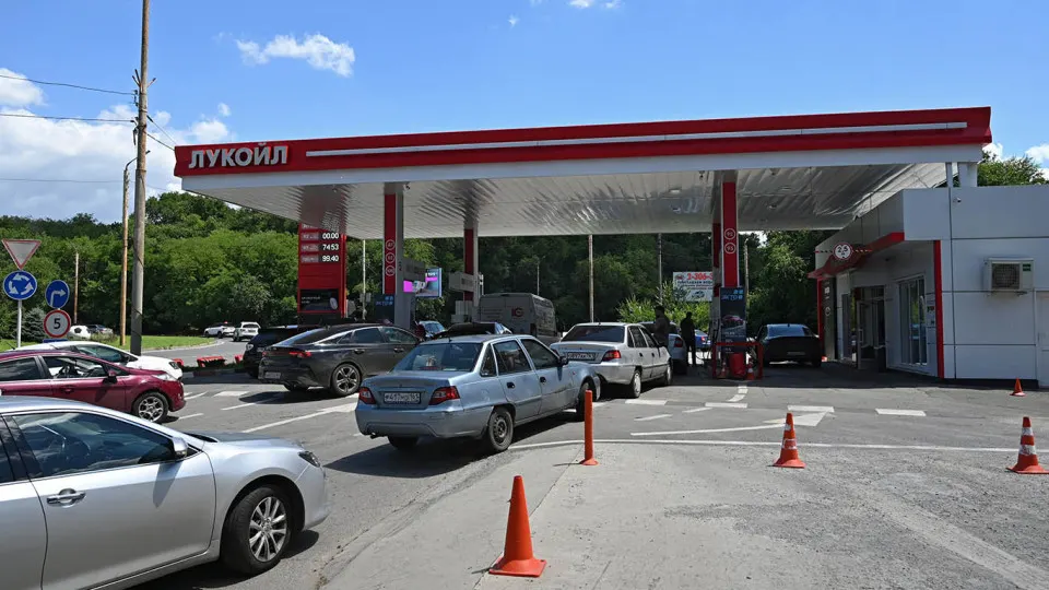 За неделю цена бензина АИ‑92 с поставкой в Россию выросла на 6% — до 127 тыс. руб./тонну, а с начала мая увеличилась в 1,8 раза; дефицит и сокращение выпуска побуждают власти наращивать импорт.
