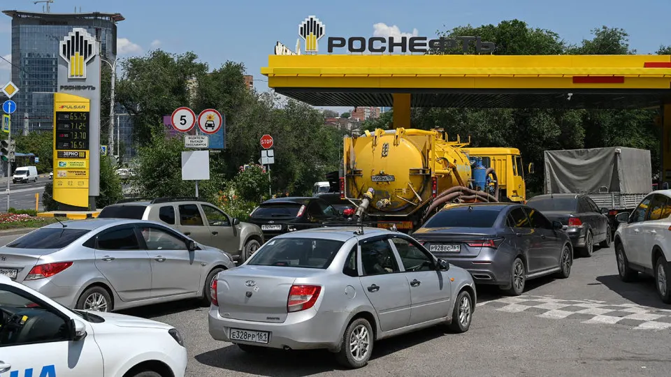 Власти разработали законодательную базу для ввоза дизельного топлива по аналогии с бензином: импортеры будут получать компенсации, чтобы быстро закрывать дефицит на внутреннем рынке после падения переработки.