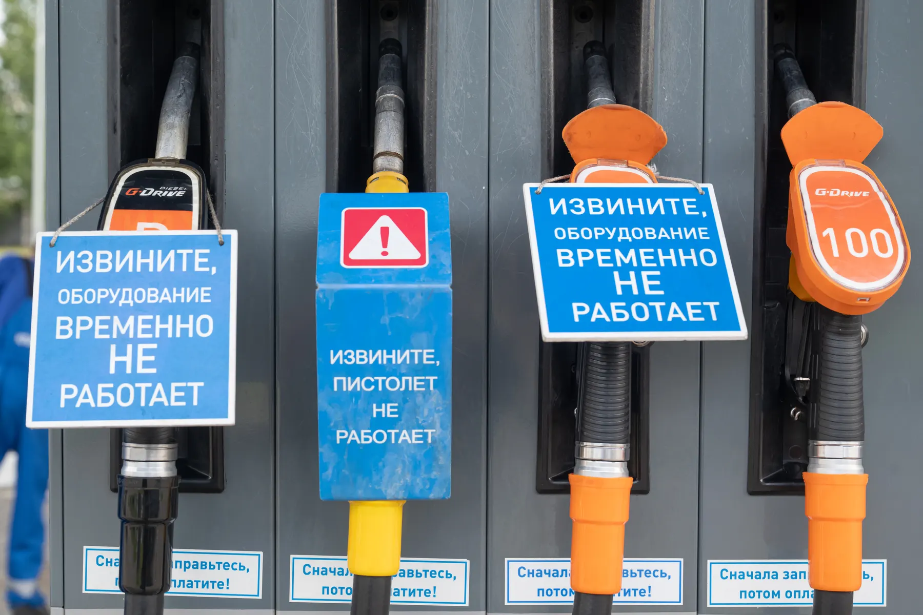 Федеральная антимонопольная служба начала новые проверки из‑за скачка цен на бензин и дизтопливо, усматривая признаки картельных сговоров на оптовом рынке. Делами охвачены несколько регионов, проверяется влияние дефицита топлива на розницу.