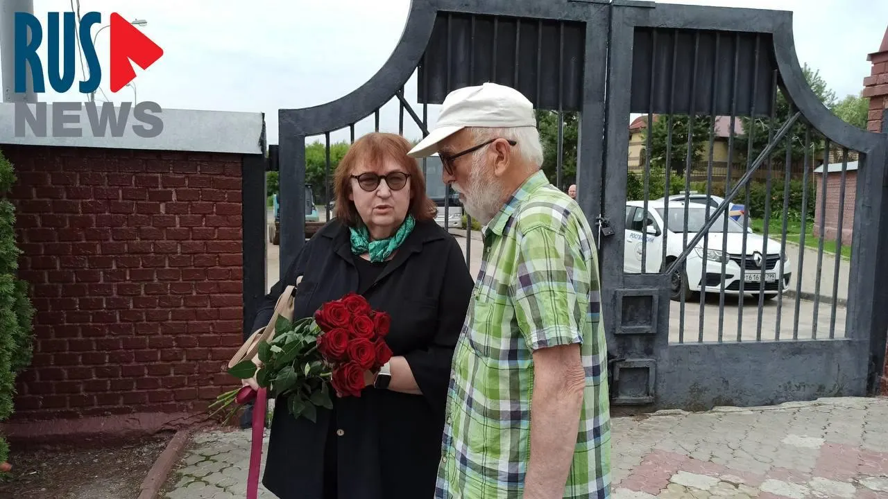 С защитной ленты со скульптуры на могиле политика сняли покров — первые люди уже возложили цветы и оставляют записки. Мать Навального также посетила кладбище. Ранее был выбран эскиз памятника и названа причина смерти политика.