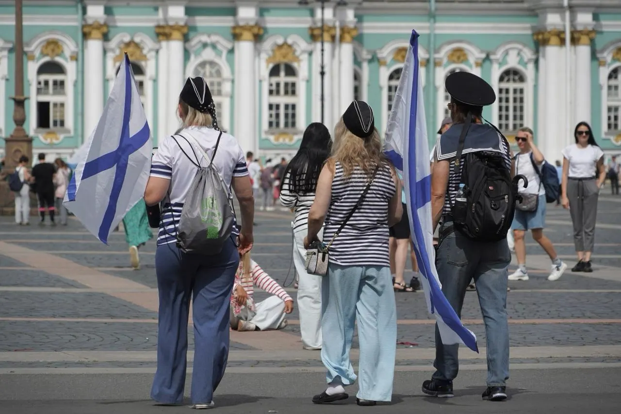 Во время визита президента в Санкт‑Петербург жители сообщили о перебоях мобильного интернета. Главный военно‑морской парад в городе второй год подряд не проводился, флот отметил 330‑летие.