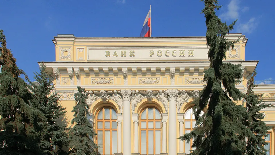 Экономика и банки несут бремя кредитования оборонных предприятий, государственных проектов и льготных программ. Рост проблемных займов и масштаб реструктуризаций повышают риск финансового кризиса при новом внешнем шоке и ужесточении санкций.