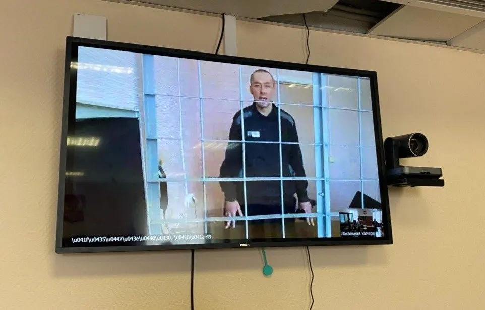 Пресненский суд Москвы 13 июля не рассмотрел административный иск бывшего полковника МВД Дмитрия Захарченко к Минобороны: в колонии его признали годным к службе, но ответ военного ведомства в суд ещё не поступил.