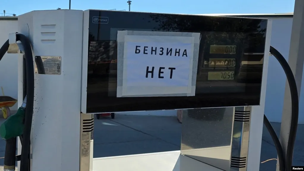По данным Росстата, за неделю 23–29 июня 2026 года бензин в среднем по стране подорожал на 1,6%, но в Севастополе зафиксирован рекордный рост — 30%. Дефицит топлива, снижение производства и логистические проблемы усугубили ситуацию.