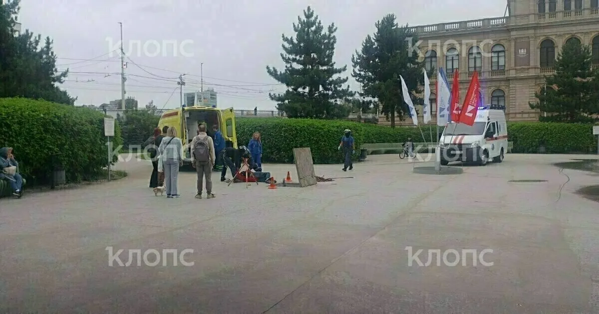 В сквере у Калининградского музея изобразительных искусств мужчина, обслуживавший фонтан, упал в открытый люк, получил серьёзные травмы и передан медикам.
