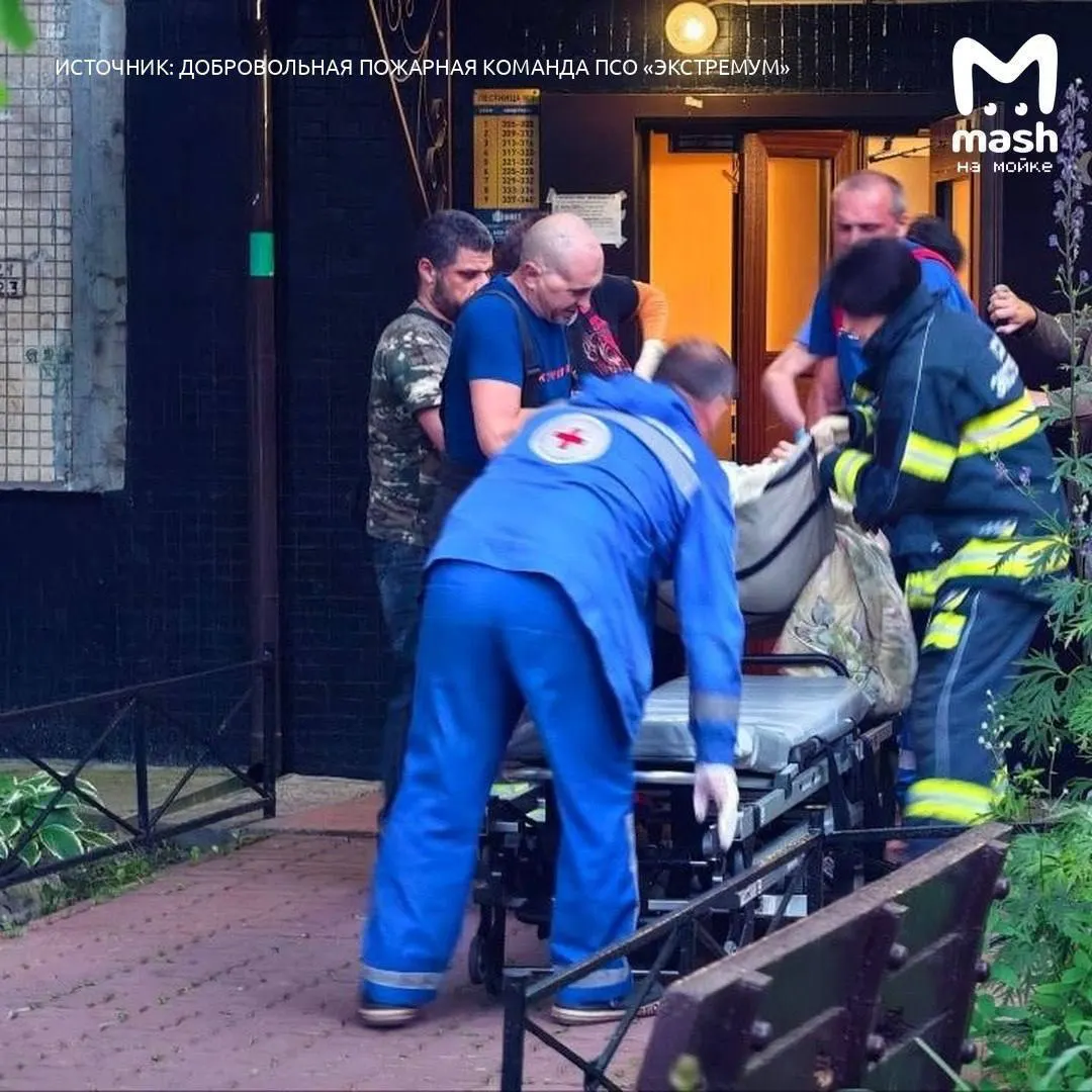 Мужчина весом более 150 кг не смог самостоятельно выбраться из ванны; спасатели вместе с медиками извлекли его и передали бригаде скорой помощи. У пострадавшего ожоги второй степени и спутанность сознания.