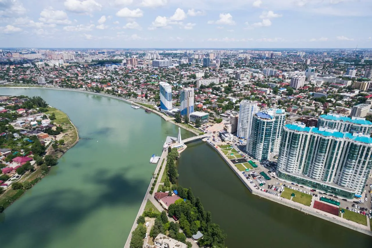 В опросе Сочи занял первое место (15% голосов), Краснодар и Санкт‑Петербург разделили четвёртое место (по 9%). Желание переехать после выхода на пенсию выразили 53% респондентов. Главные факторы выбора — климат, размеренный ритм жизни, благоустроенность и близость моря.