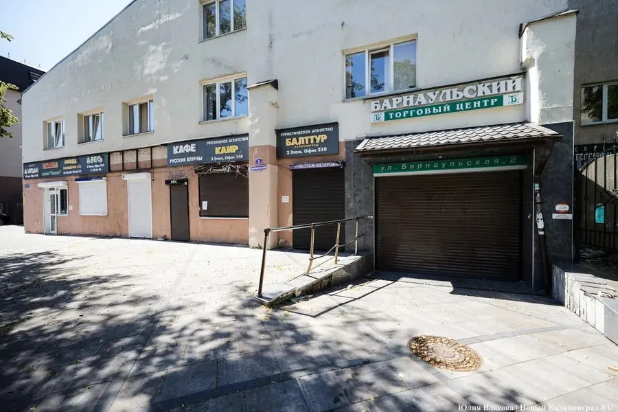 С 1 июля закрыт основной вход в ТЦ «Барнаульский», двери офисов по фасаду заперты. Новый владелец потребовал освободить помещения до конца июня, здание может быть подготовлено к сносу.
