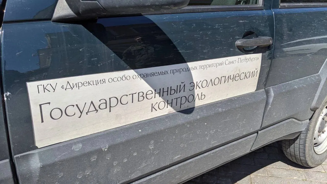 Зоопарк просит не поддерживать уличных фотографов, которые держат животных для платных снимков: это причиняет животным стресс и часто сопровождается жестоким обращением.