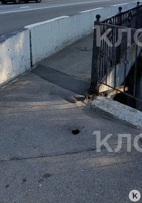 Под асфальтом на мостике напротив Королевских ворот обнаружили большую полость — рулетка ушла на три метра. Жители сообщили в Единую диспетчерскую службу, ремонт пообещали.