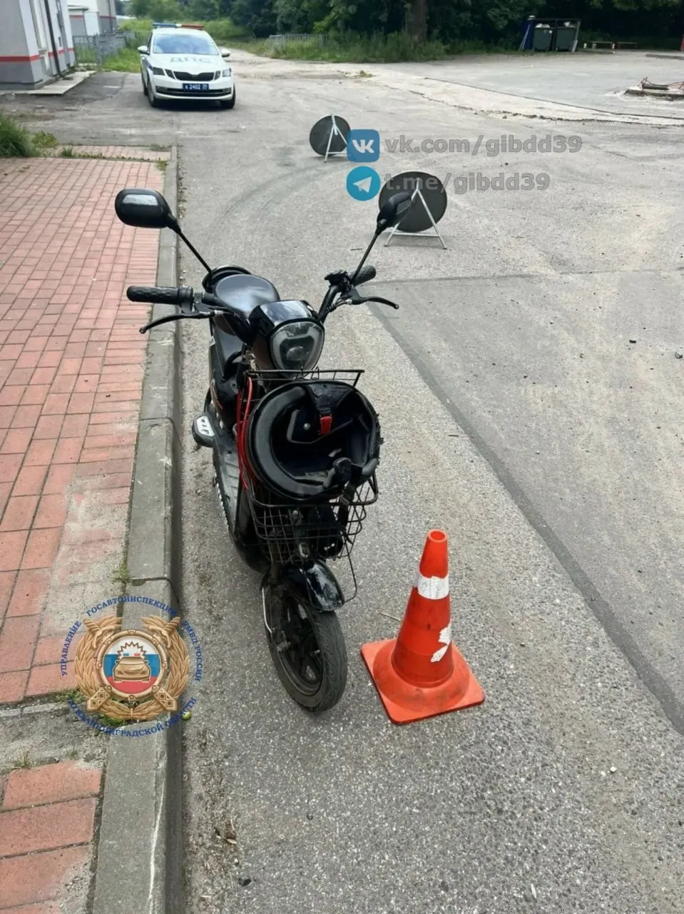Авария произошла около 11:20 на улице Хабаровская у дома №4: водитель электросамоката 1978 года рождения упал после наезда на бордюр и был доставлен в больницу, инспекторы устанавливают обстоятельства.