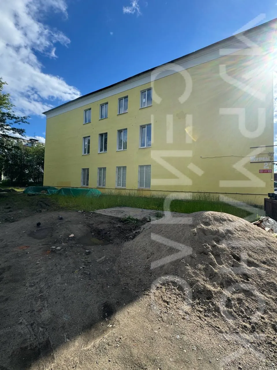 Возле ТЦ «Аквадрат», рядом с театром кукол, срубают 8–10-метровые деревья, которые росли десятки лет. Жители утверждают, что их не предупредили, и на месте планируют установить гостевые домики или беседки.