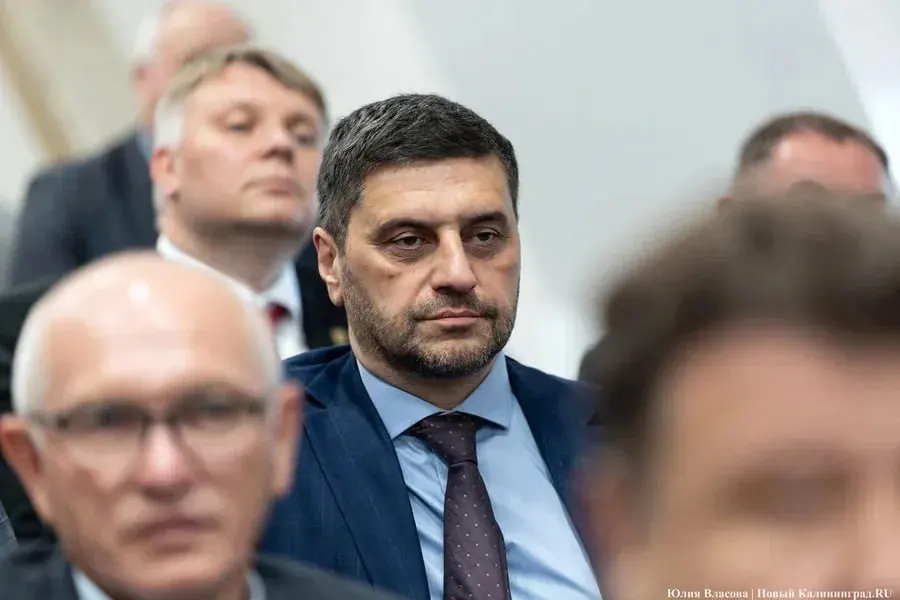 Глава администрации Советского округа Аркадий Данилов предупредил, что крупных работ по дорожному ремонту и благоустройству в Советске не предвидится; при этом частичный тротуар на улице Липовой продолжают проектировать и выполнять.